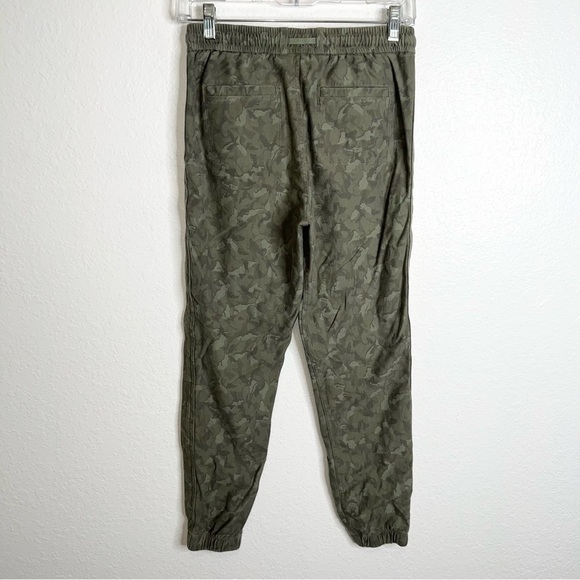 Athleta pants Women Size 0 joggers Farallon Green Printed Camo Drawstring b9 - Picture 6 of 11